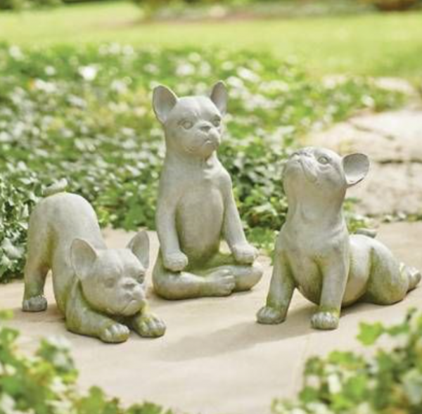 Taman dengan hiasan patung binatang dan batu hias